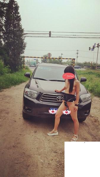 周游世界的露出人妻-之五 (100P)