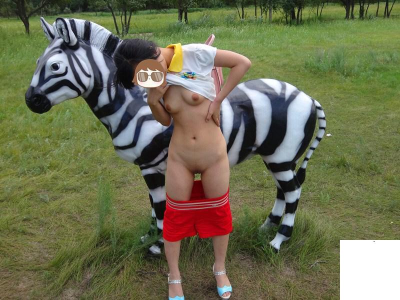 周游世界的露出人妻-之一 (95P)