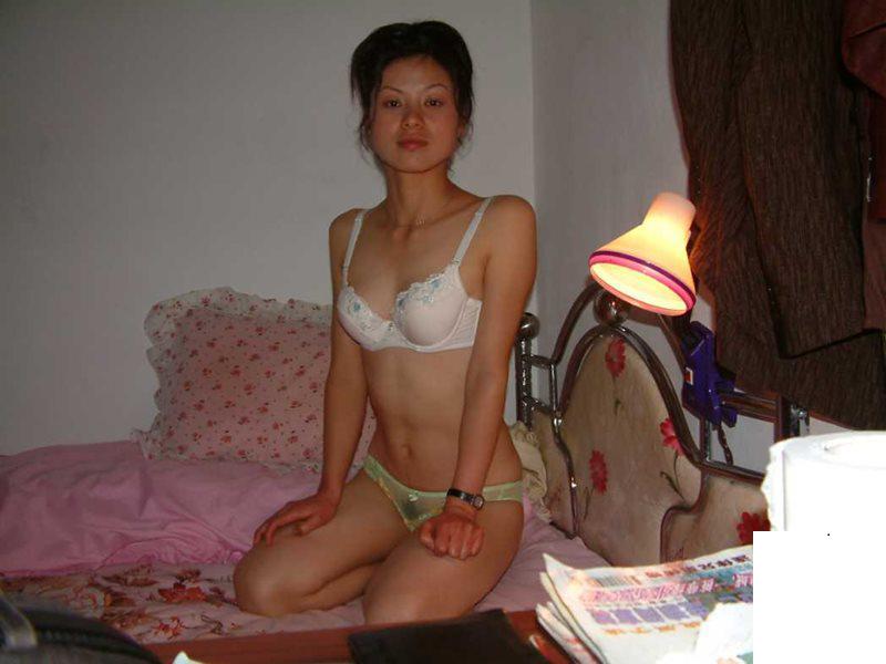 漂亮的居家人妻與情人在家淫蕩的生活 (20P)