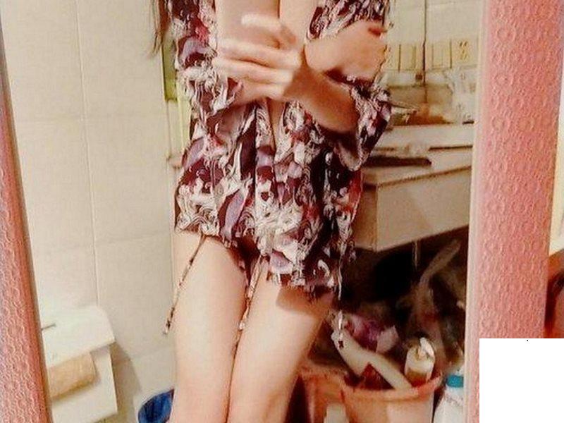 人家撅著小屁屁小逼逼一條縫哥哥叔叔們想不想舔 (13P)