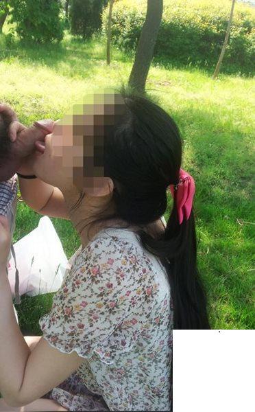 在公園草坪給我口的小女朋 (15P)