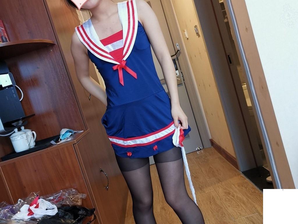 小女友初次嘗試小制服配黑絲襪