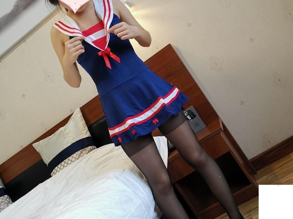 小女友初次嘗試小制服配黑絲襪