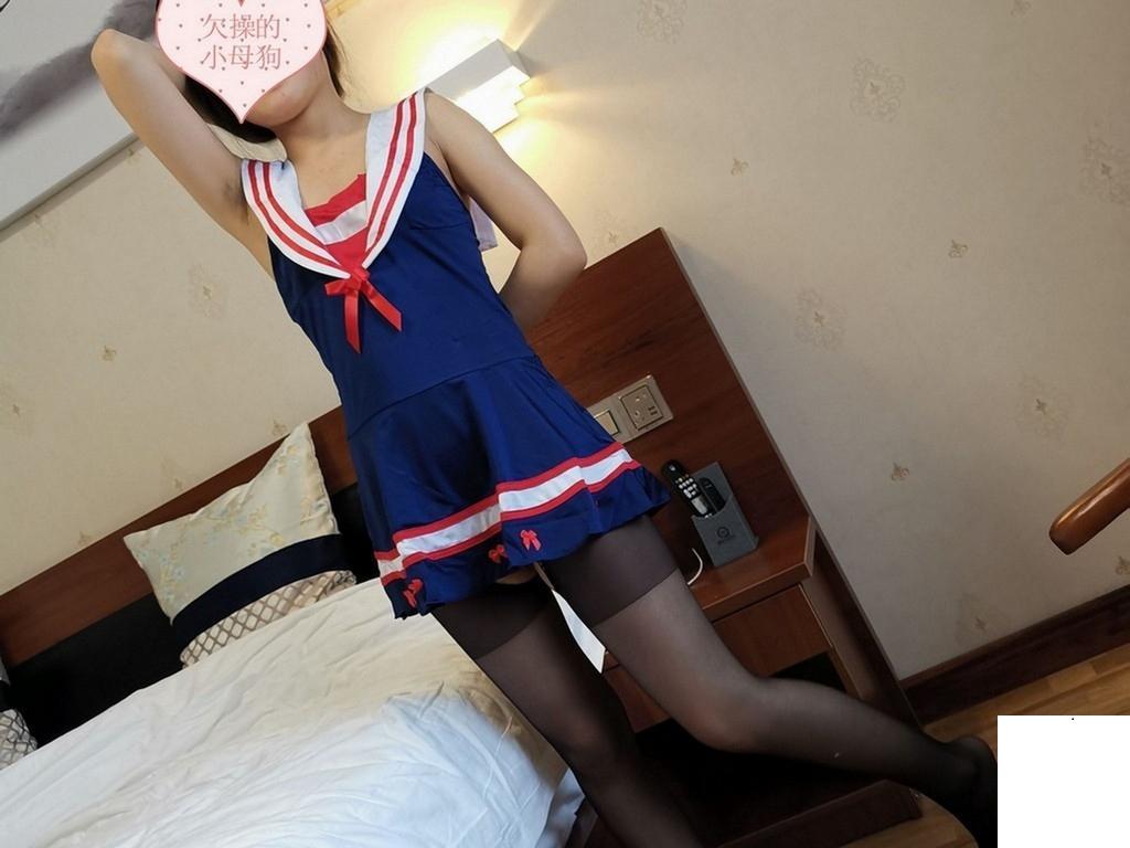 小女友初次嘗試小制服配黑絲襪