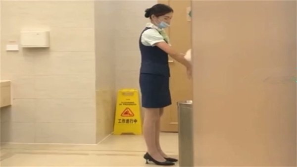 精品厕拍空姐机场厕拍丝制高跟气质美女