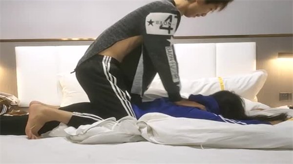 极品良家眼镜妹互相按摩调情