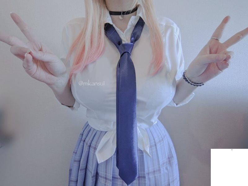 制服太緊讓奶奶出來透透氣 (25P)