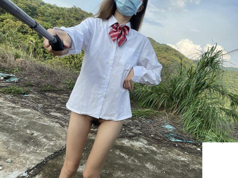 OL美女野外溪邊露出自拍 (19P)