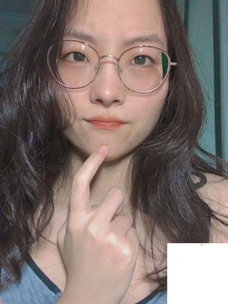 看似清純的眼鏡妹～了這麼騷！