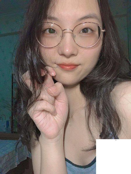 看似清純的眼鏡妹～了這麼騷！