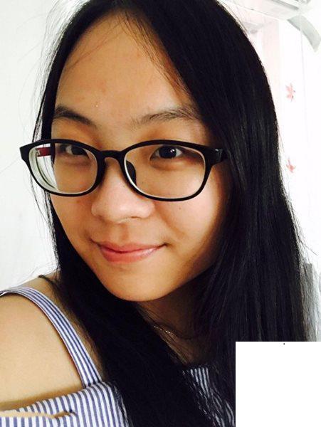 看似清純的眼鏡妹～了這麼騷！