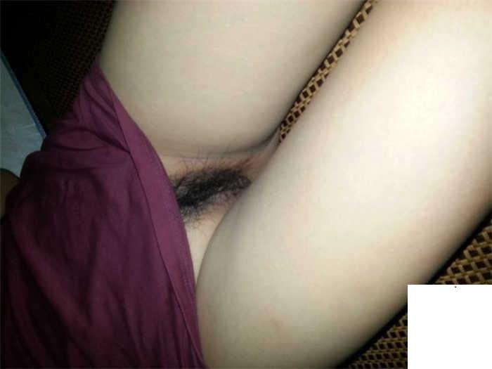 意外喵到嫂子沒穿內褲～鹹哥手忍不住身去摸了