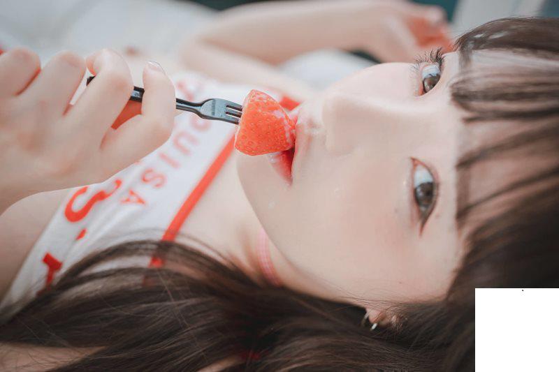 小樂樂 吃草莓牛奶