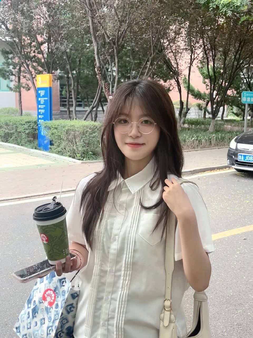 群友成功攻略自己班上的妹子，班花级别了，怎么会有种莫名其妙心痛的感觉