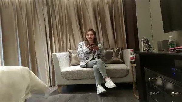 高马尾网红外围美女牛仔裤修长美腿小伙很满意