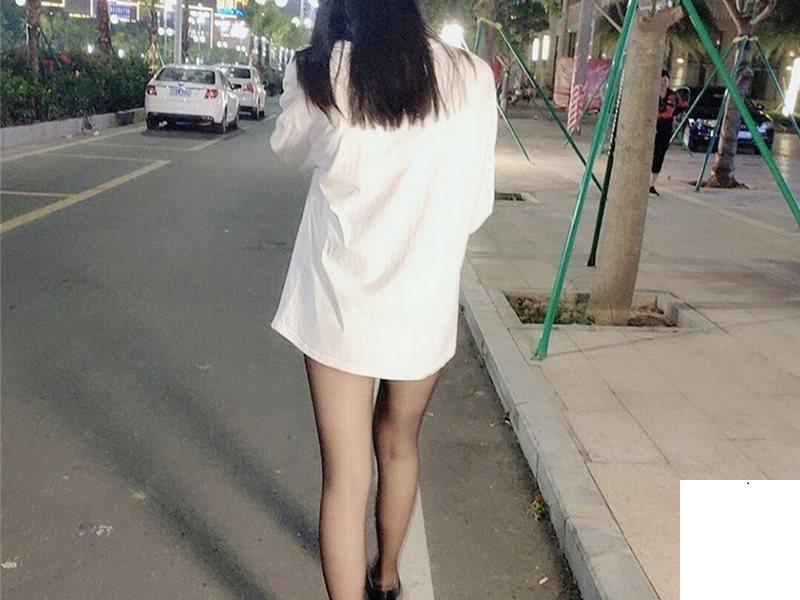 一件T恤就能逛街的妹子 (25P)