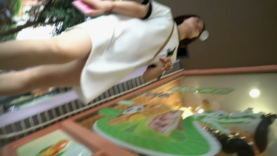 步行街跟踪抄底穿大T恤的美少妇和男友逛街的JK美女