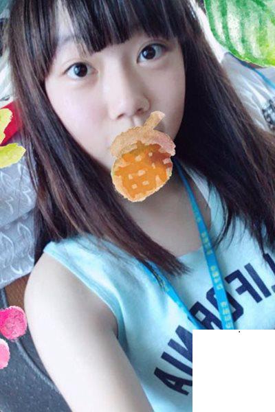 鄰家女孩誤傳給我要給男友的自拍照 (23P)