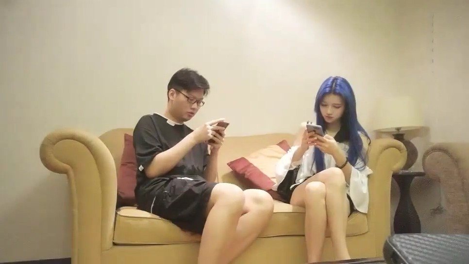 眼镜胖哥约操蓝色头发美妞细长美腿苗条舌吻互摸灵活舌头舔屌骑上来操几下累了扶腰后入猛.