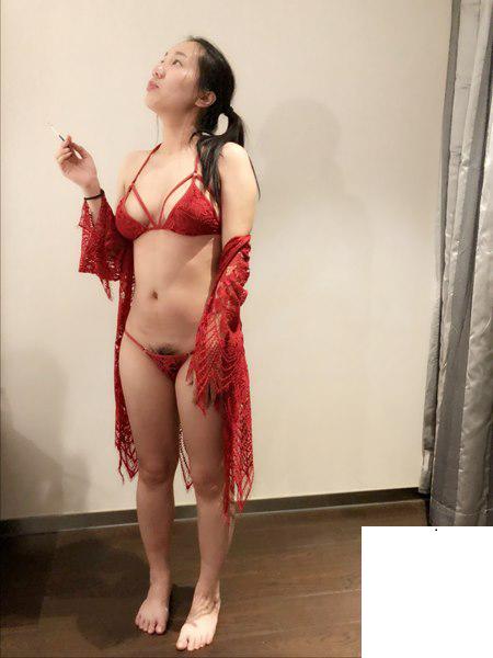 穿上情趣內衣，放下所有矜持，露臉掰穴性感迷人 (28P)