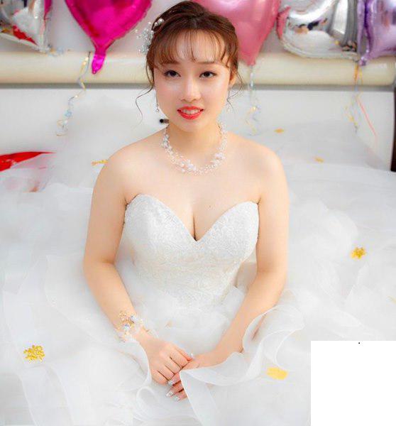 輕熟女一枚，胸大屁股圓 (20P)