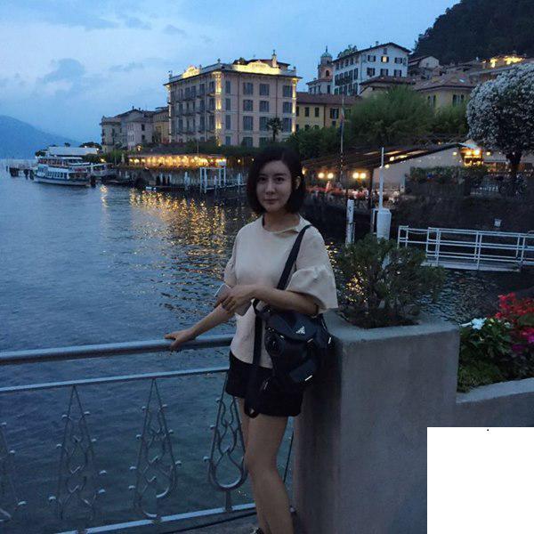 氣質富婆不但有錢，而且還漂亮 (20P)