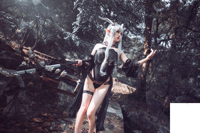 [芋圓侑子]明日方舟Cos閃靈泳裝 (9P)