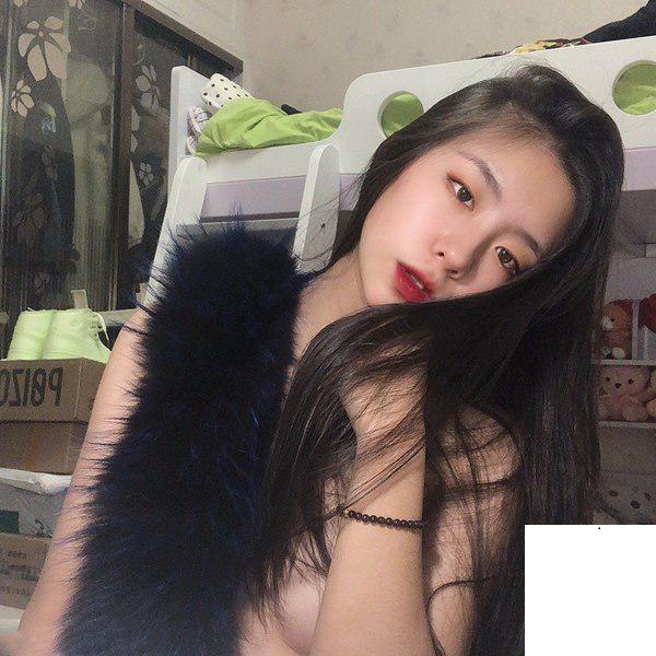 小騷貨搔首弄姿誘惑我 (10P)