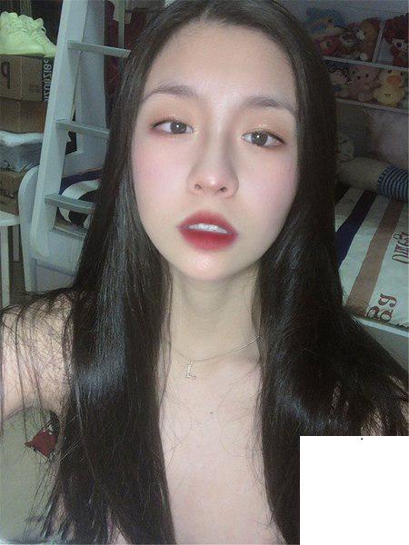 小騷貨搔首弄姿誘惑我 (10P)