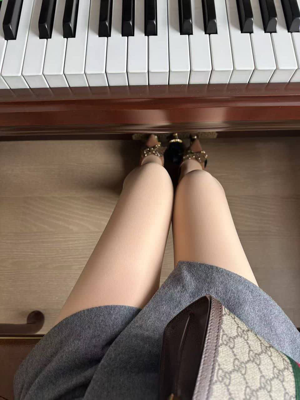 群友投稿 自己在soul上认识的炮友，销售出身还是很有气质，奶子还是粉粉嫩嫩的。