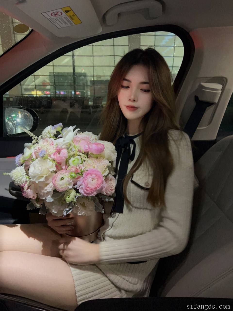 大神BMWZ 约炮极品高颜值小母狗  在高级私人餐厅玩露出 粉嫩的奶头 吃着主人的鸡吧