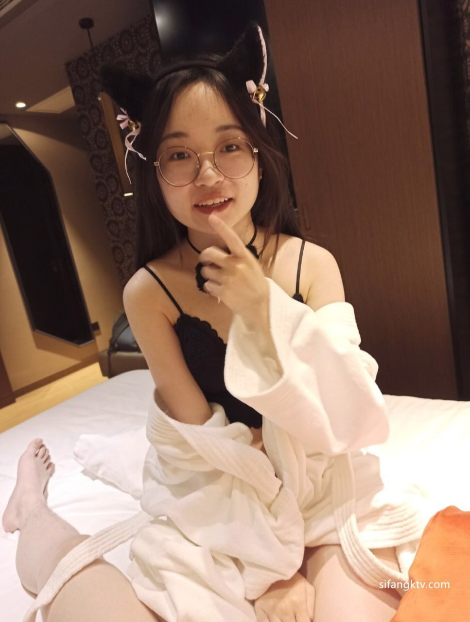 四眼骚母狗 那股骚劲已经骚到骨子里在男友家里深喉吞精 穿着情趣内衣乘上来就干反差婊