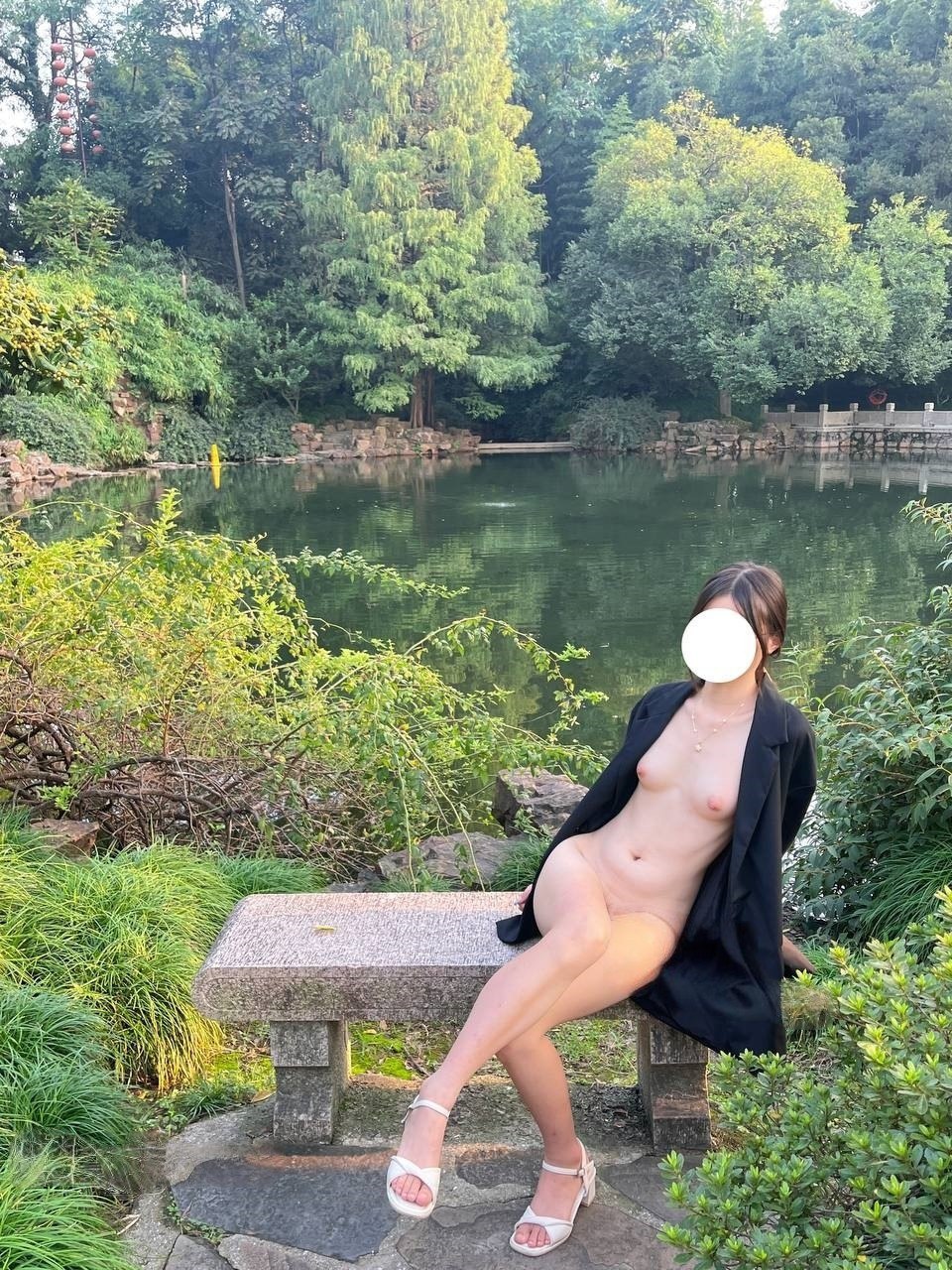 极品大学生 小哪吒 福利泄密 野外大胆露出 饱满双乳嫩穴挑逗路人目光！