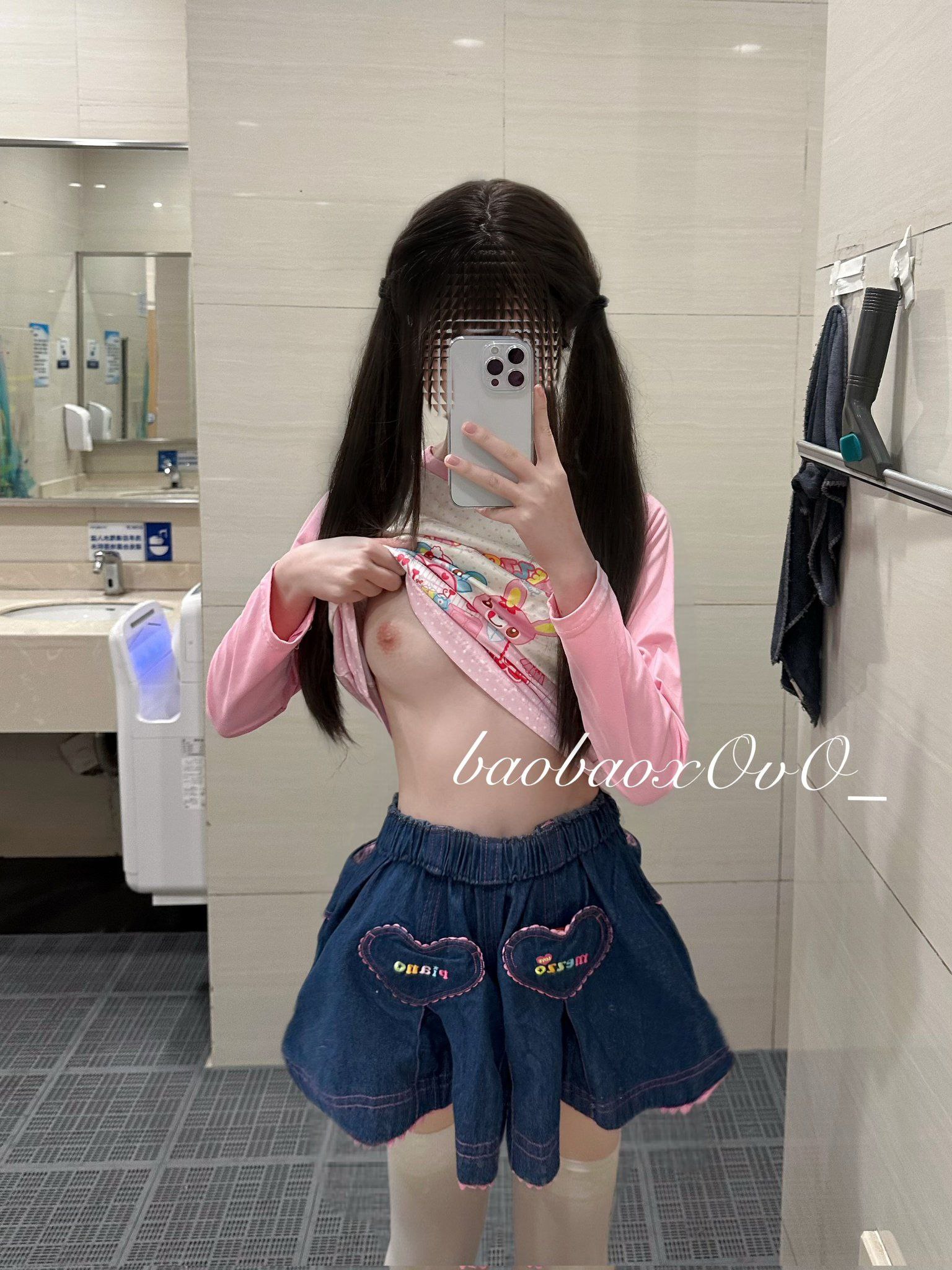 双马尾貧乳小萝莉粉红色的白虎小骚穴 被金主爸爸牵着女上位弹力摇