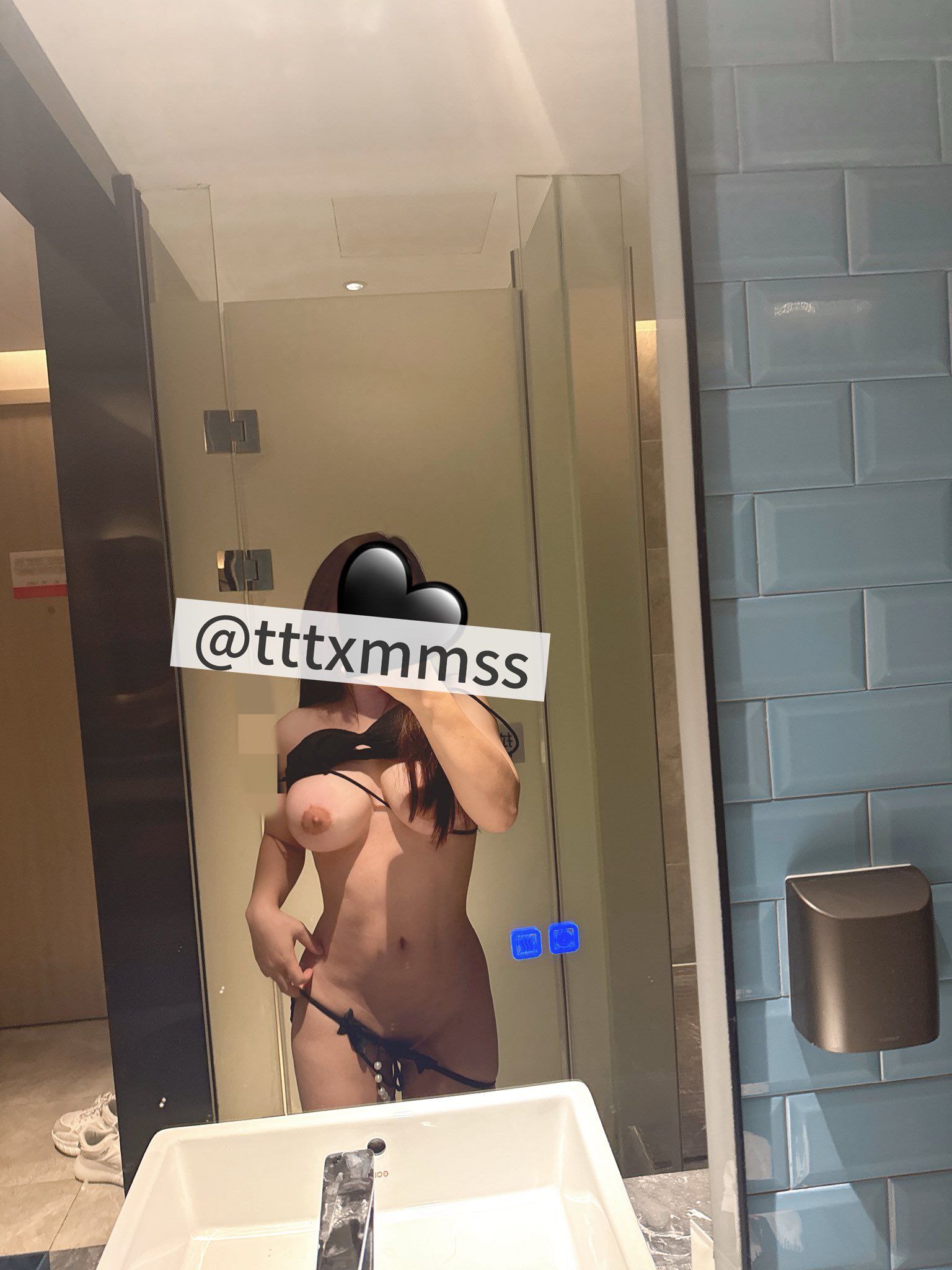 暴乳少御 芊腰小屁桃臀 白虎馒头肥穴自拍